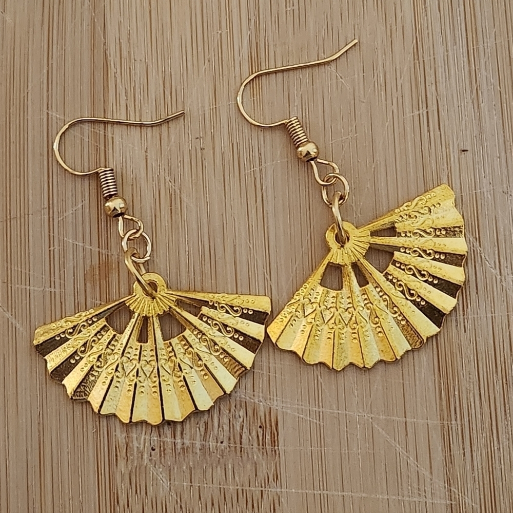 Hand Crafted Elegant Gold Fan Pierced Earrings